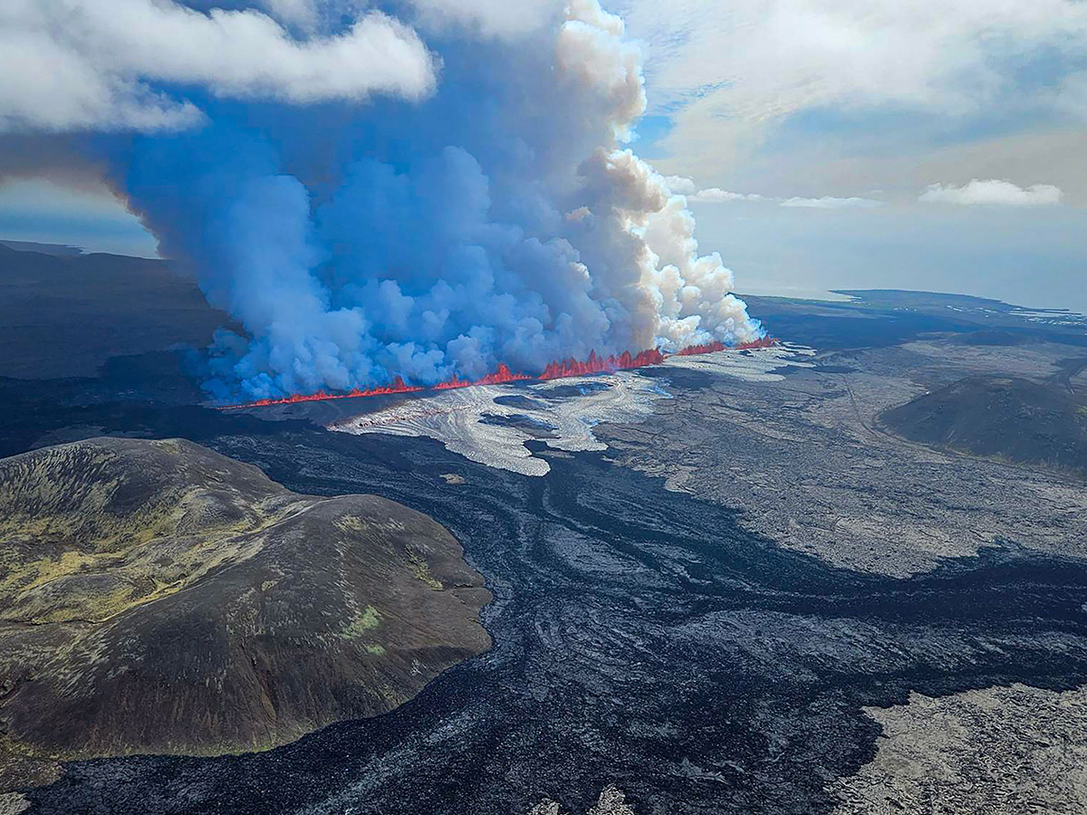 Lava flows from a volcano in Iceland's Grindavik: Photos20