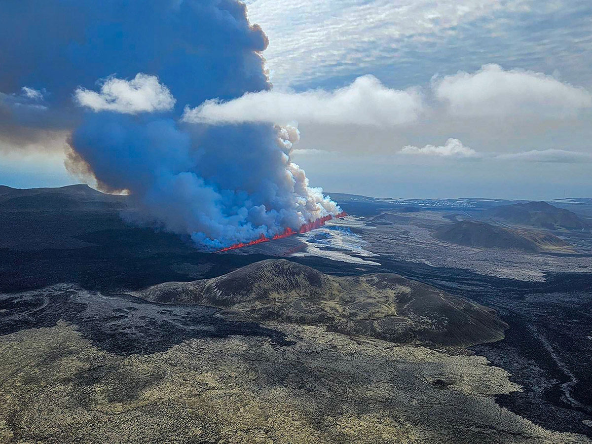 Lava flows from a volcano in Iceland's Grindavik: Photos21