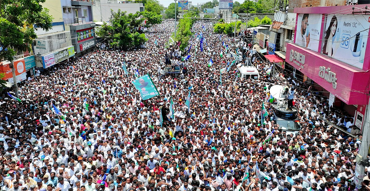 Massive YSRCP Supporters Attend At Hindupuram CM Jagan Road Show2