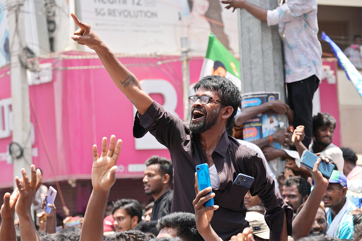 Massive YSRCP Supporters Attend At Hindupuram CM Jagan Road Show25