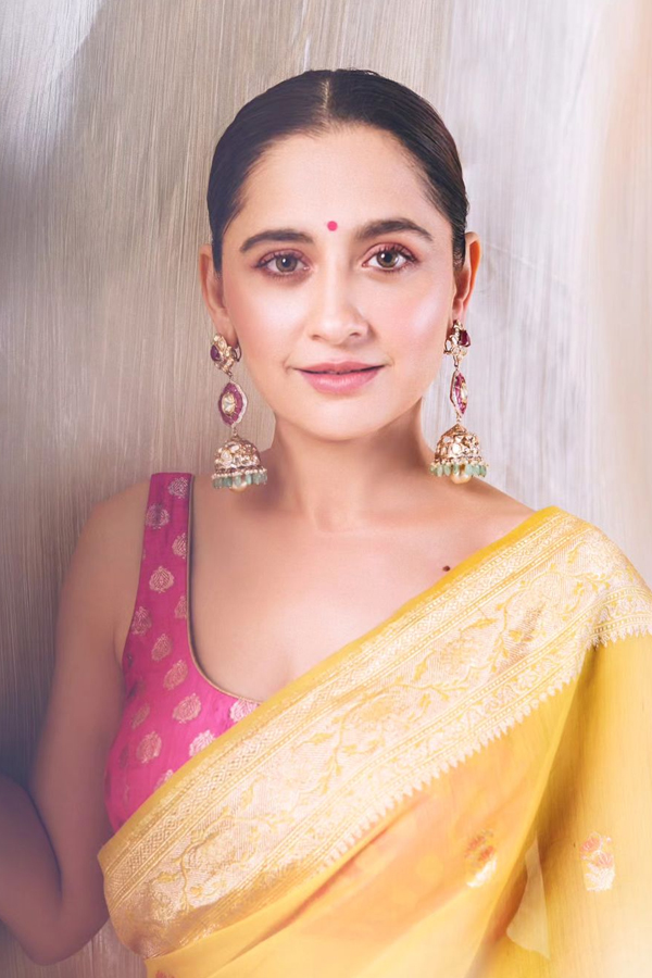 Heeramandi Heroine Sanjeeda Sheikh Looks Amazing In Yellow Saree Photos5