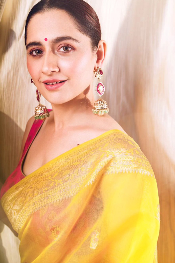 Heeramandi Heroine Sanjeeda Sheikh Looks Amazing In Yellow Saree Photos7