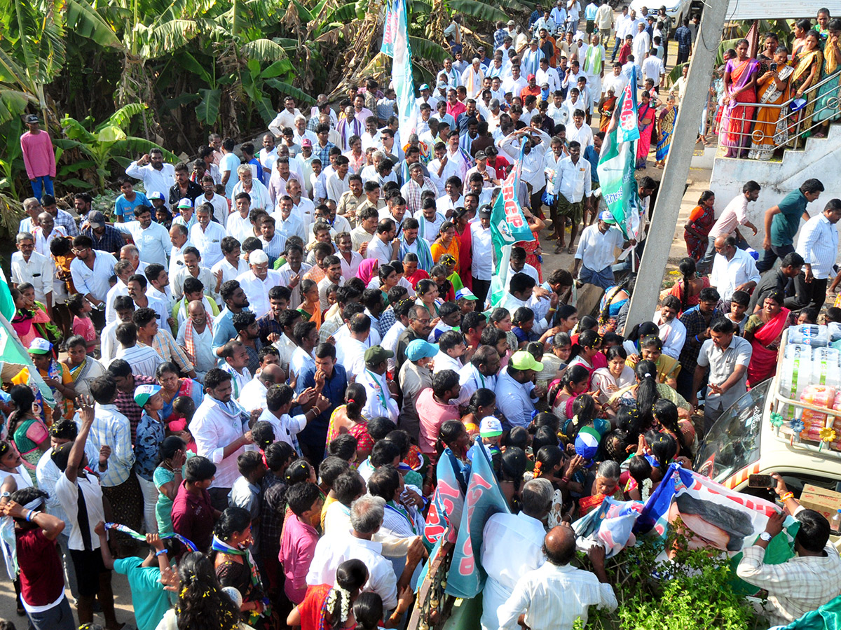 YS Bharathi Election Campaign In Pulivendula Photos10