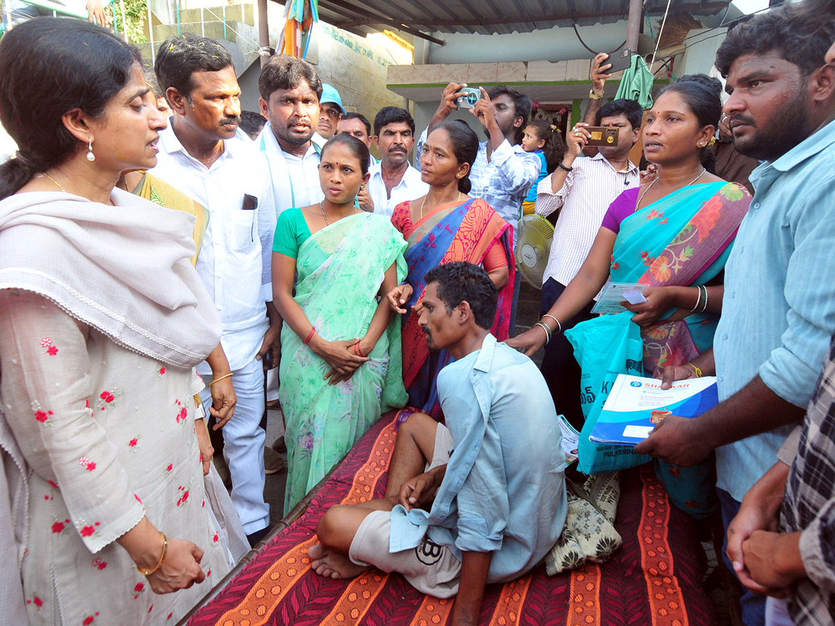 YS Bharathi Election Campaign In Pulivendula Photos13