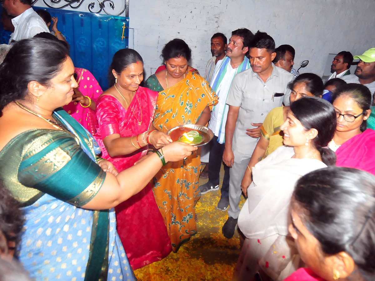 YS Bharathi Election Campaign In Pulivendula Photos14