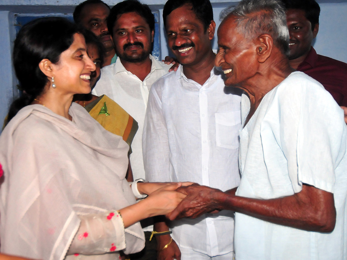 YS Bharathi Election Campaign In Pulivendula Photos5