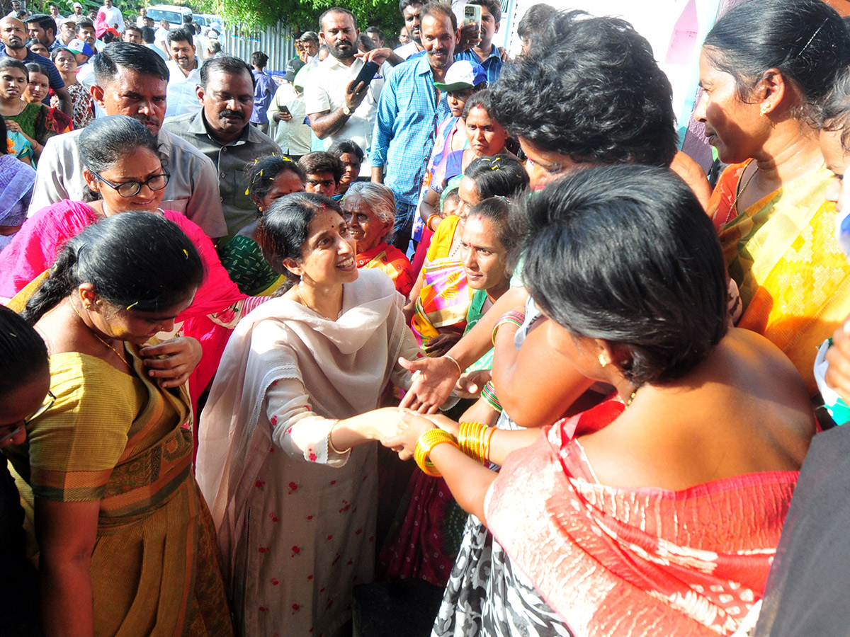 YS Bharathi Election Campaign In Pulivendula Photos6