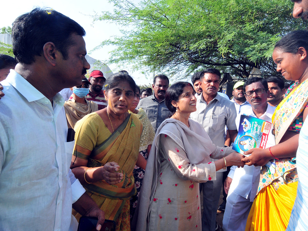 YS Bharathi Election Campaign In Pulivendula Photos7