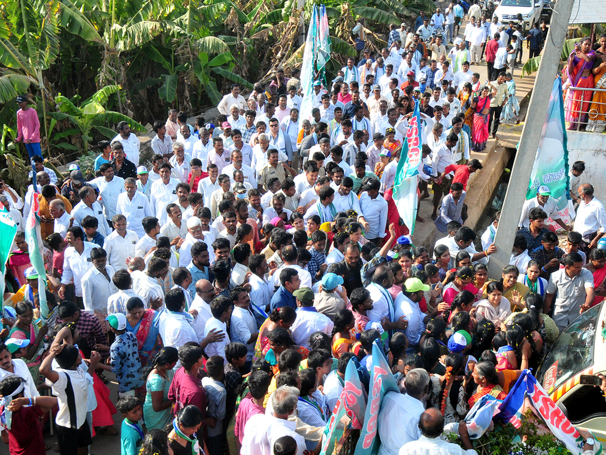 YS Bharathi Election Campaign In Pulivendula Photos8