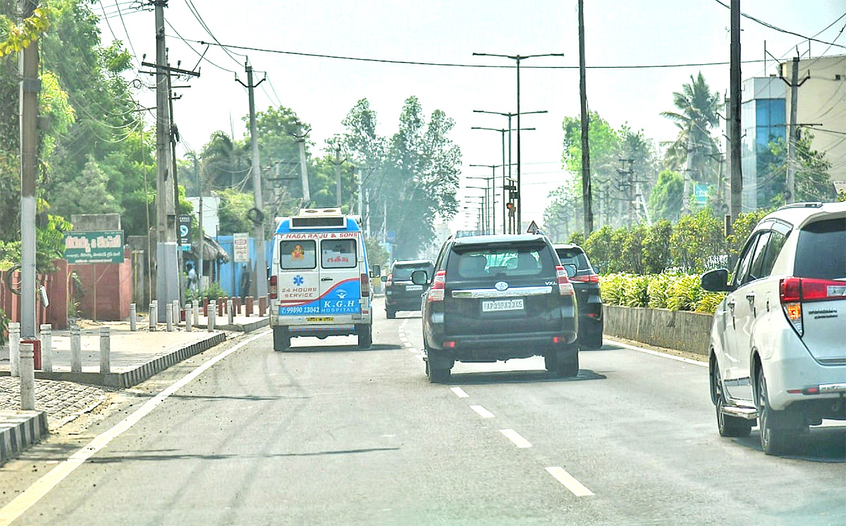 CM Jagan Convoy Gave Way To 108 Ambulance In Tadepalli: Photos3