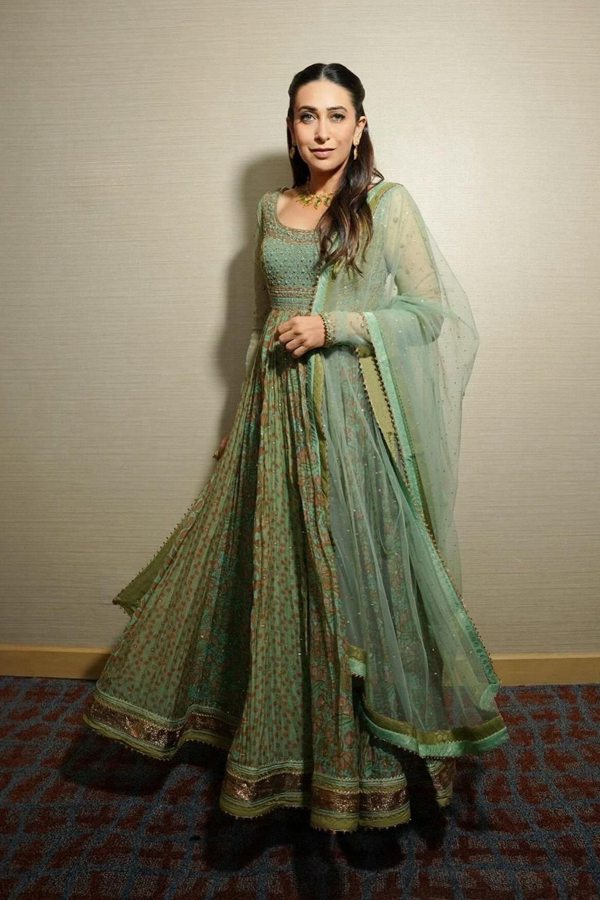 Bollywood Actress Karishma Kapoor In Green Dress Photos Viral2