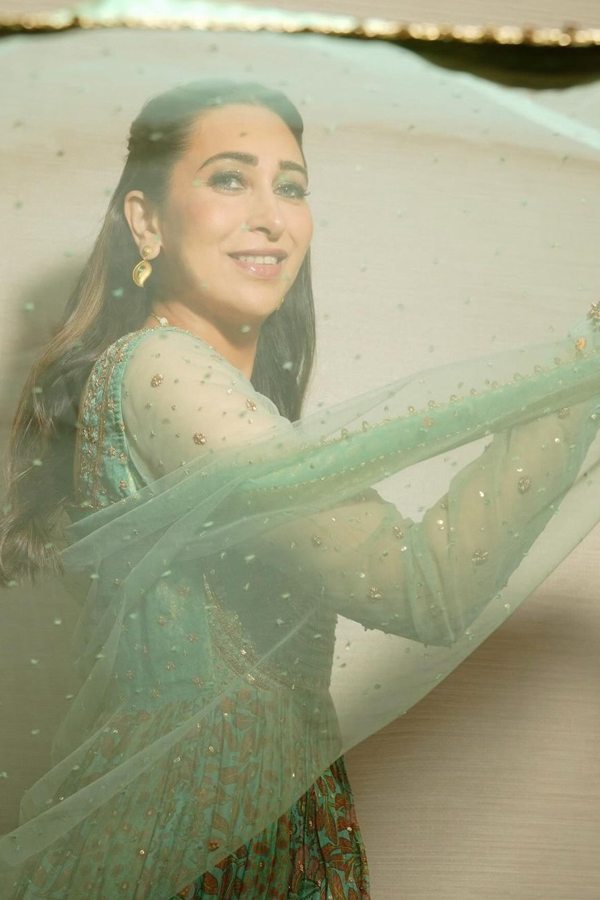 Bollywood Actress Karishma Kapoor In Green Dress Photos Viral3