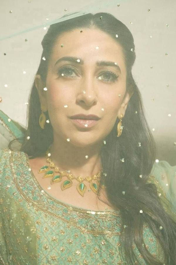 Bollywood Actress Karishma Kapoor In Green Dress Photos Viral5