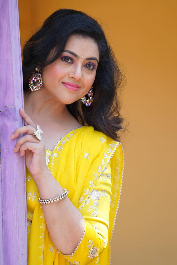 Actress Meena Durairaj Looks Amazing In Yellow Sharara2