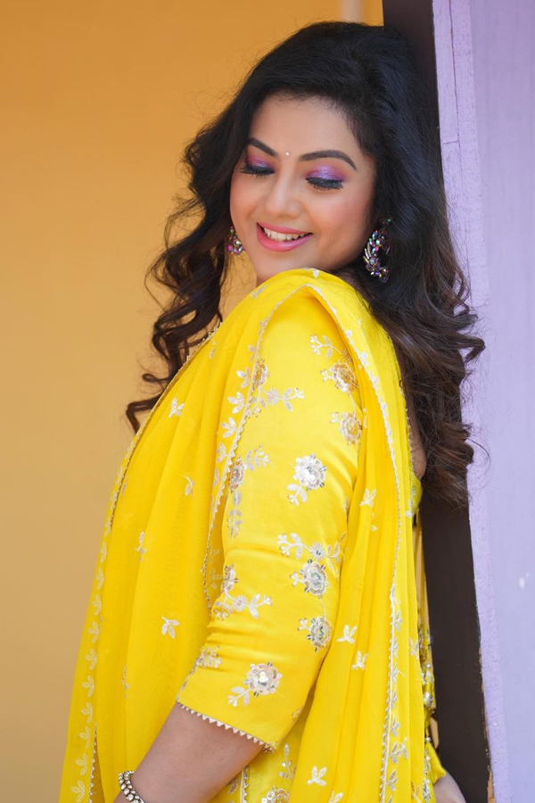 Actress Meena Durairaj Looks Amazing In Yellow Sharara11