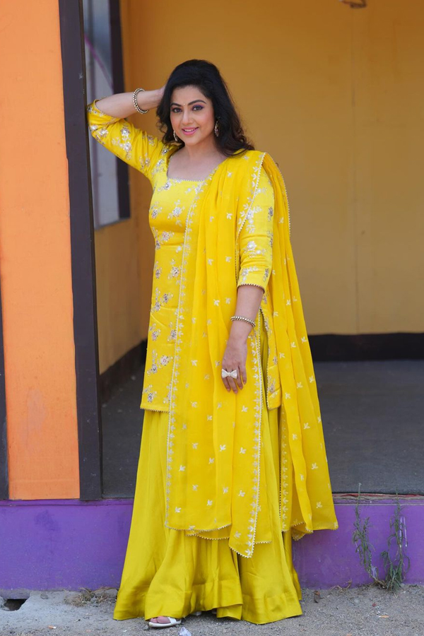 Actress Meena Durairaj Looks Amazing In Yellow Sharara3