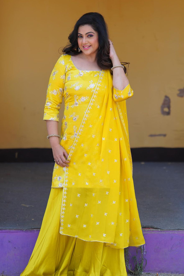 Actress Meena Durairaj Looks Amazing In Yellow Sharara4