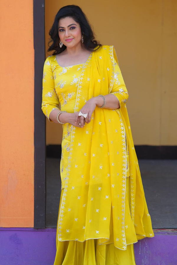 Actress Meena Durairaj Looks Amazing In Yellow Sharara5