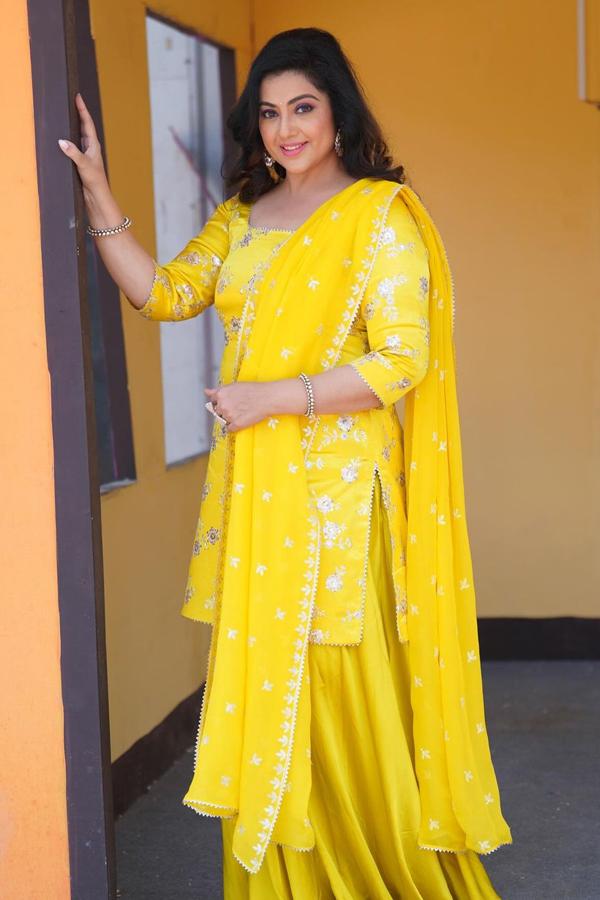 Actress Meena Durairaj Looks Amazing In Yellow Sharara7