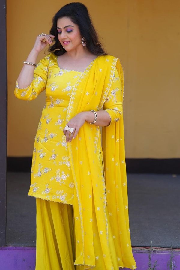 Actress Meena Durairaj Looks Amazing In Yellow Sharara9