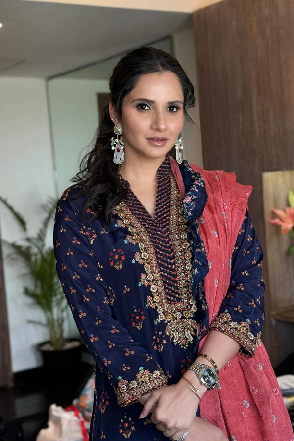 Sania Mirza's Latest Photos With Smile12