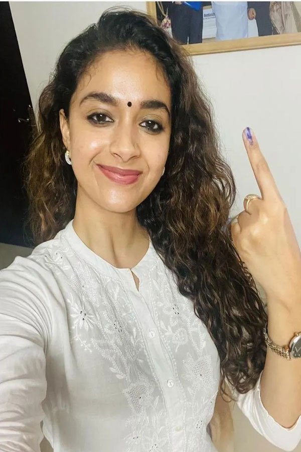 Cine celebrities casting their votes in every election8