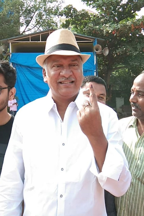 Cine celebrities casting their votes in every election9