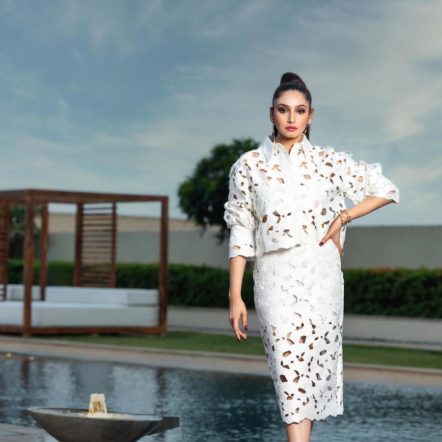 Ragini Dwivedi White Outfit Photos Goes Viral3