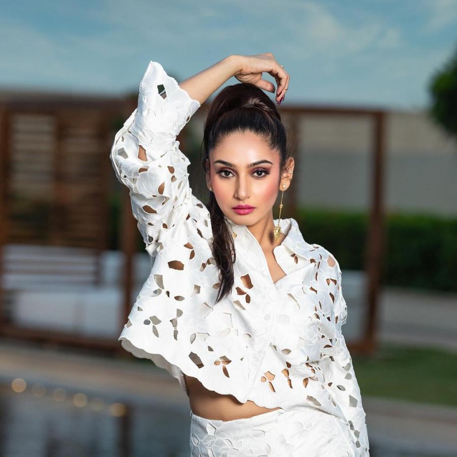 Ragini Dwivedi White Outfit Photos Goes Viral4