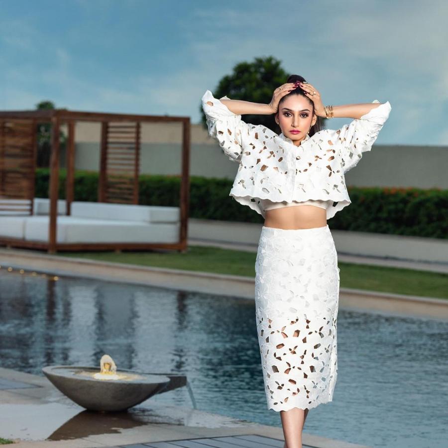 Ragini Dwivedi White Outfit Photos Goes Viral6