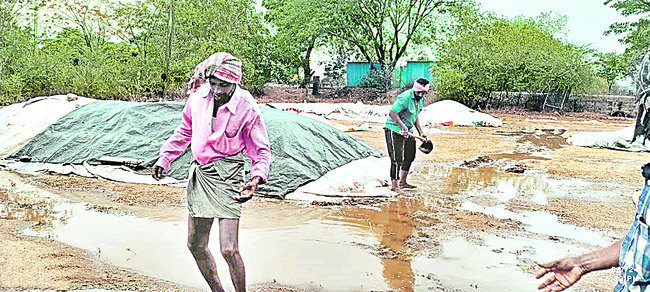 అకాల వర్షం.. తడిసిన ధాన్యం1