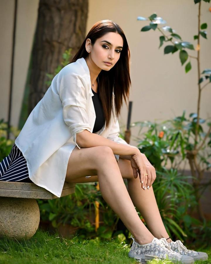 Ragini Dwivedi White Outfit Photos Goes Viral8