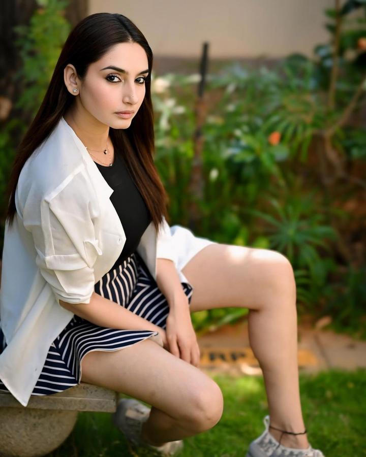 Ragini Dwivedi White Outfit Photos Goes Viral9