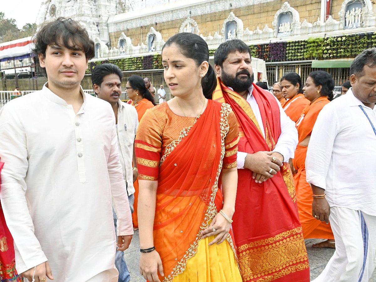 Naina Jaiswal Visits Tirumala with Family Photos11