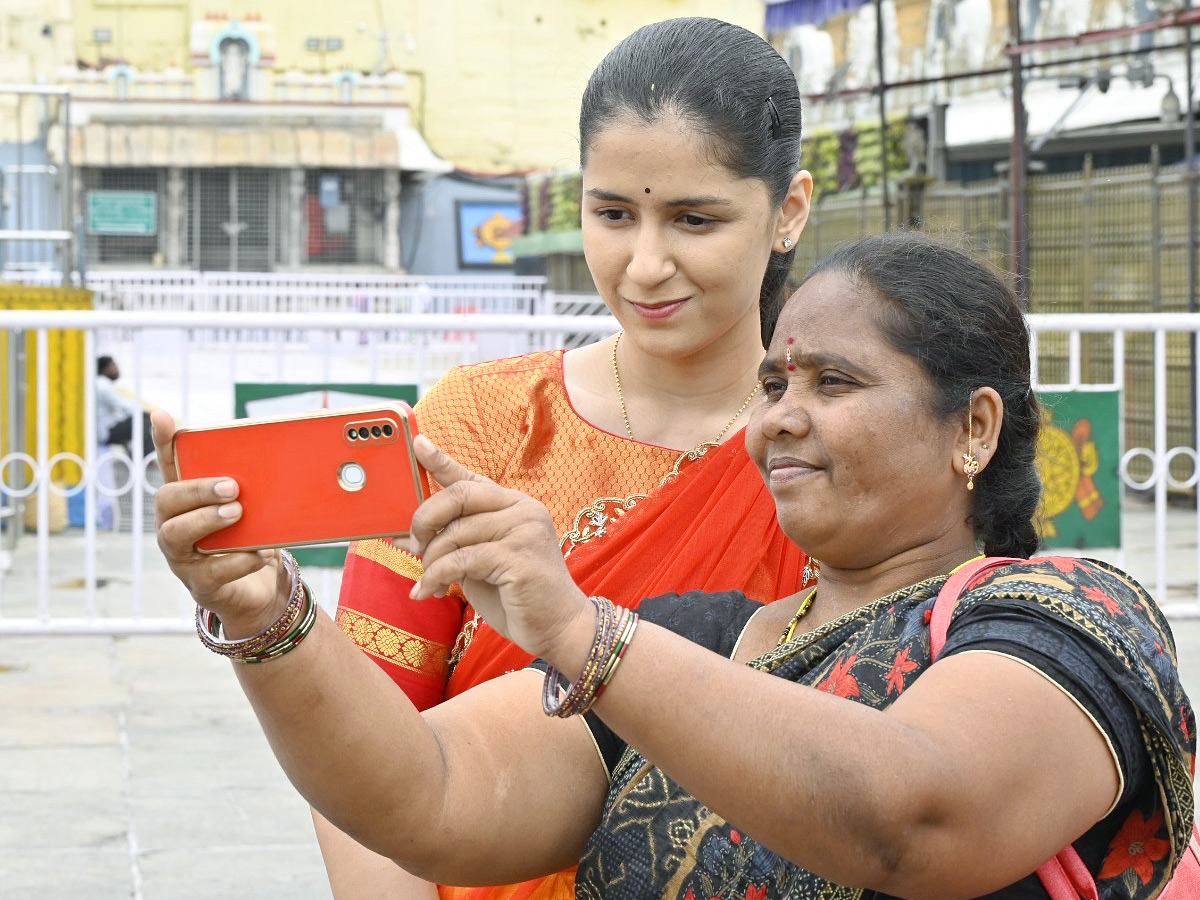 Naina Jaiswal Visits Tirumala with Family Photos13