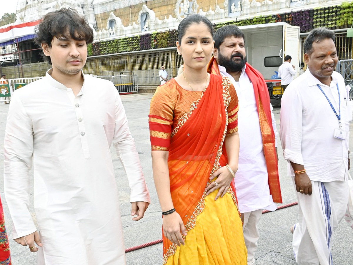 Naina Jaiswal Visits Tirumala with Family Photos14