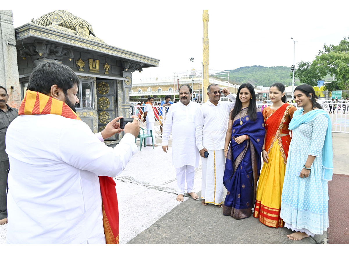 Naina Jaiswal Visits Tirumala with Family Photos15