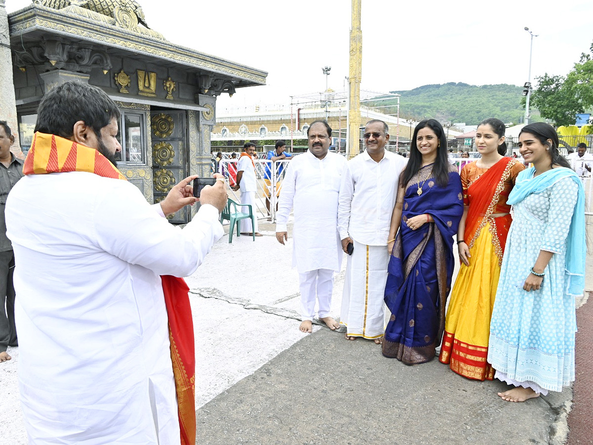 Naina Jaiswal Visits Tirumala with Family Photos16