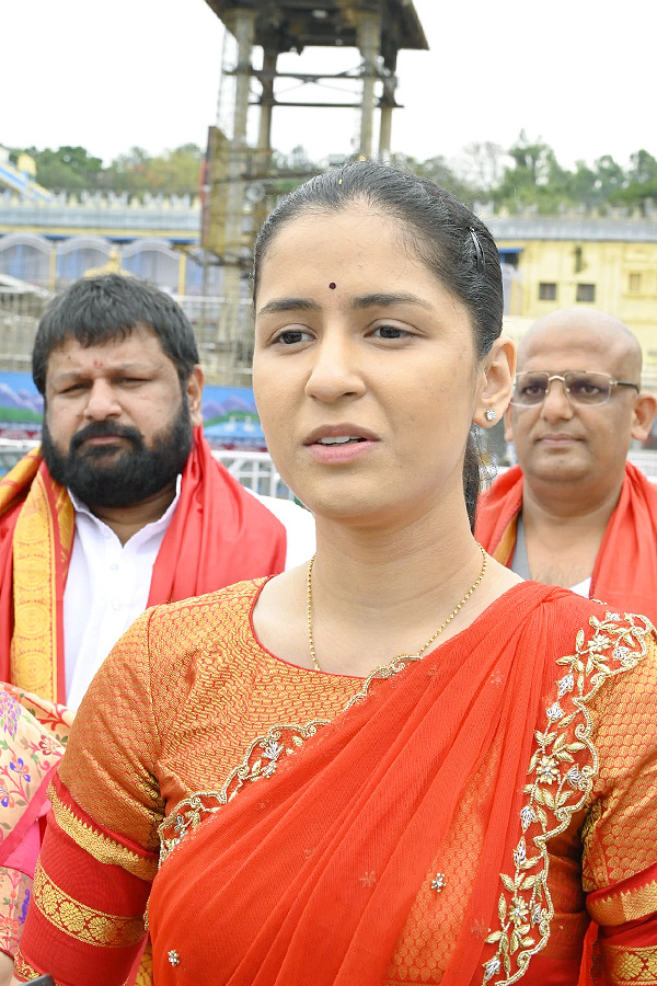 Naina Jaiswal Visits Tirumala with Family Photos6