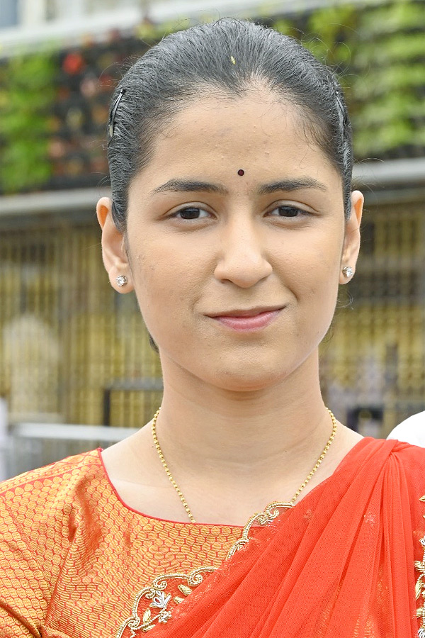 Naina Jaiswal Visits Tirumala with Family Photos7