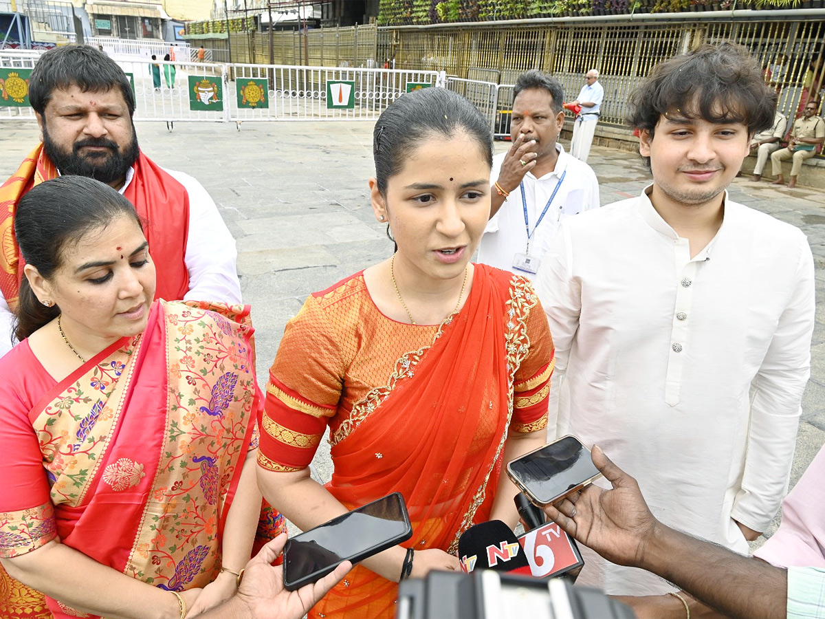 Naina Jaiswal Visits Tirumala with Family Photos8