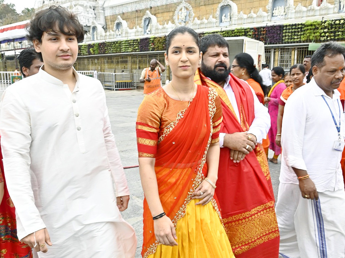 Naina Jaiswal Visits Tirumala with Family Photos10