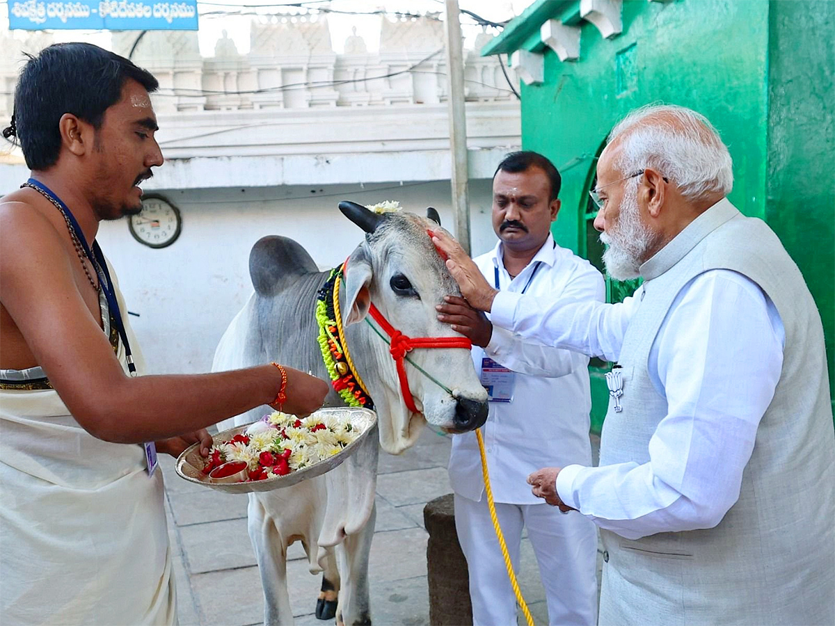 Prime Minister Narendra Modi visits Sri Raja Rajeshwara Swamy temple2