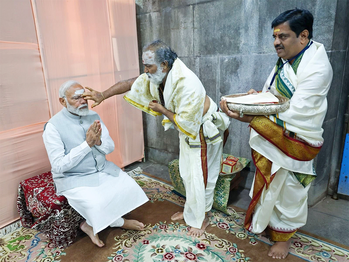 Prime Minister Narendra Modi visits Sri Raja Rajeshwara Swamy temple3