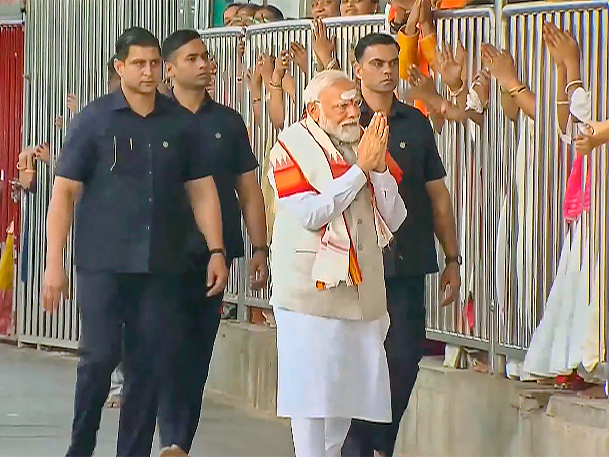 Prime Minister Narendra Modi visits Sri Raja Rajeshwara Swamy temple5