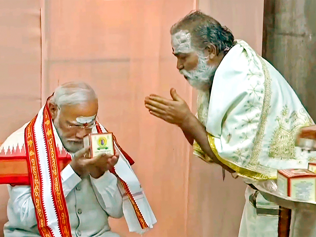 Prime Minister Narendra Modi visits Sri Raja Rajeshwara Swamy temple6