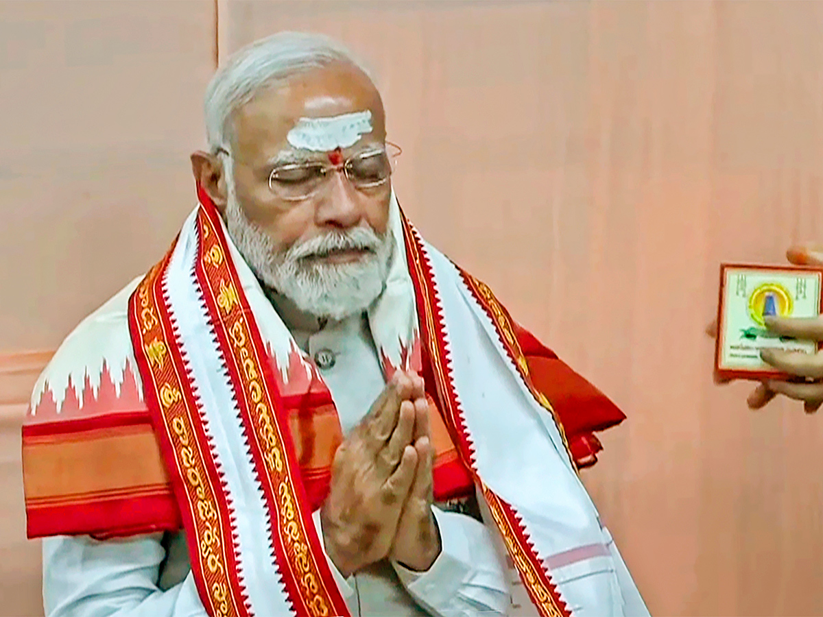 Prime Minister Narendra Modi visits Sri Raja Rajeshwara Swamy temple7