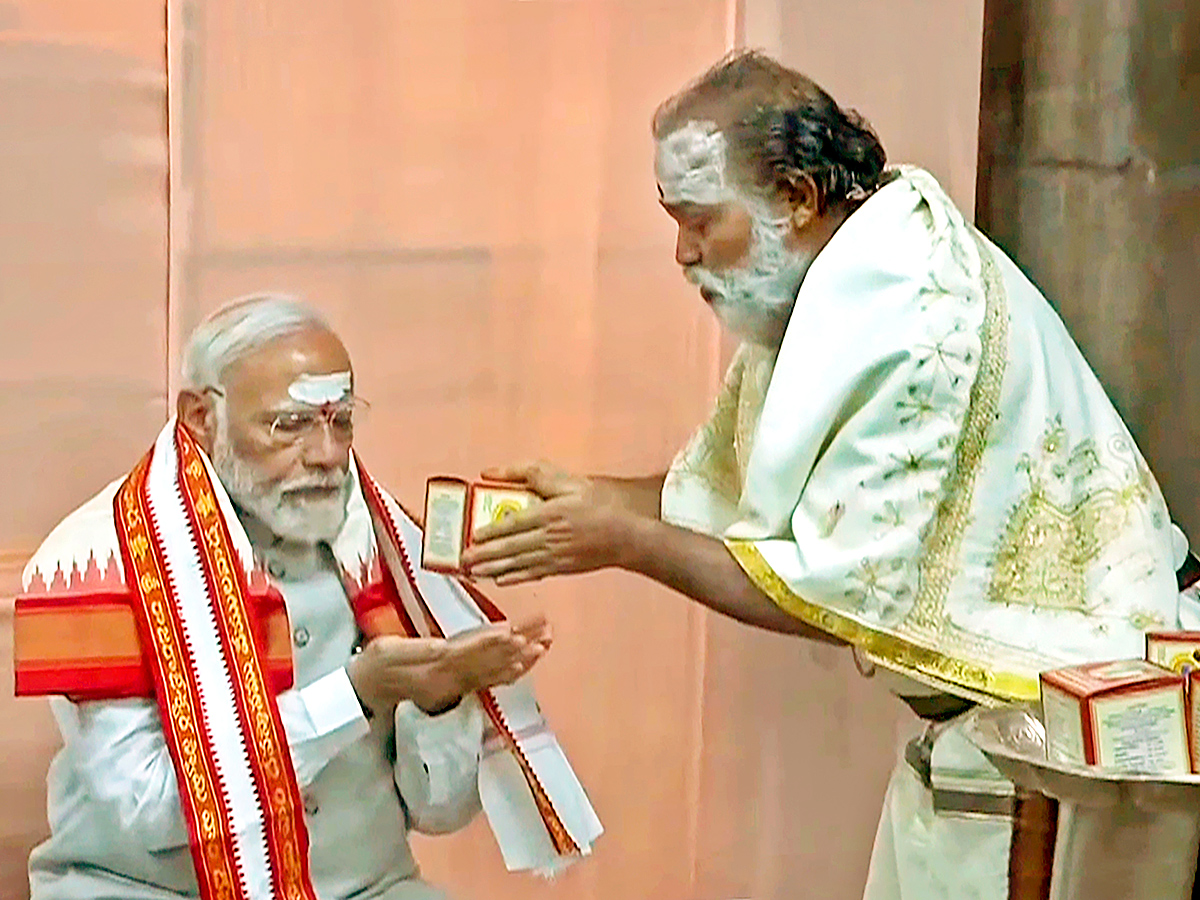 Prime Minister Narendra Modi visits Sri Raja Rajeshwara Swamy temple8