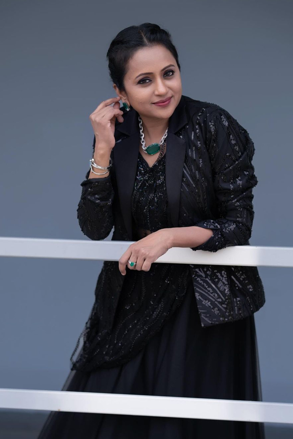 'Life Itself Is A Long Lesson': Suma Kanakala Latest Photos Goes Viral10