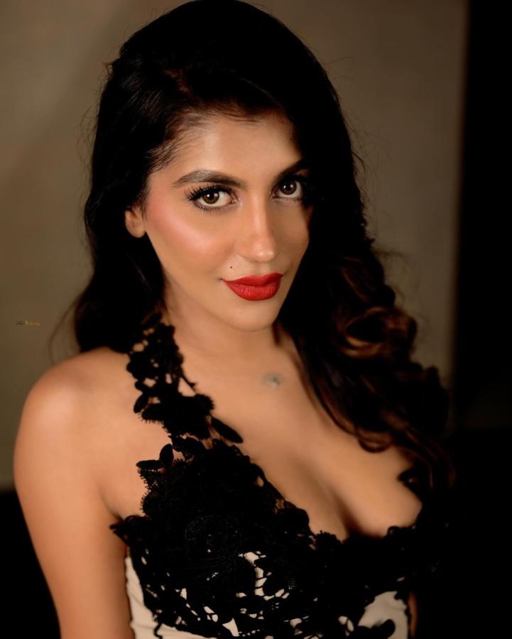 Yashika Aannand Latest Outfit Photos Goes Viral8